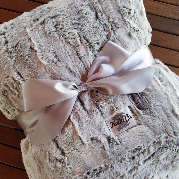 KEIKI CO. Luxury Throw 💖 NWT - Picture 1 of 4